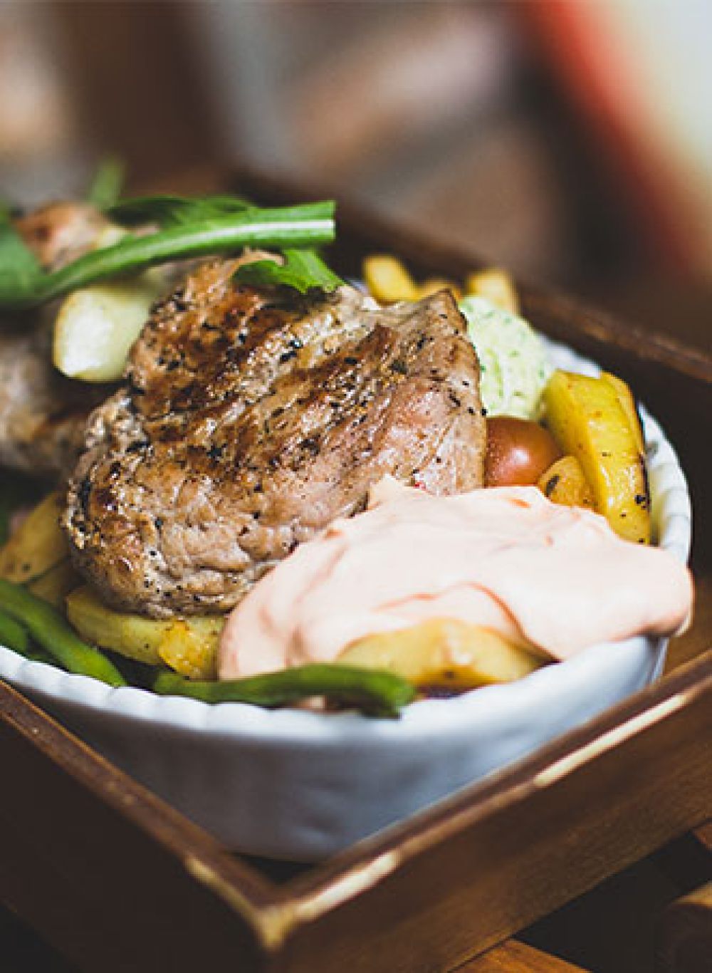 Dreckskarren mit Schweinemedaillons, grünen Bohnen und Bratkartoffeln