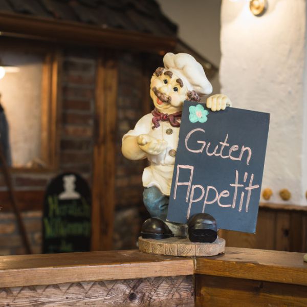 Eine kleine Koch-Figur heißt die Gäste willkommen