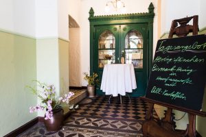 Zu sehen ist der Eingangsbereich des Altwernigeröder Kartoffelhauses. In dem gutbürgerlichen Restaurant in Wernigerode werden vor allem lokale Harzer Speisen serviert.