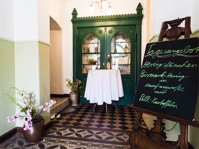 Zu sehen ist der Eingangsbereich des Altwernigeröder Kartoffelhauses. In dem gutbürgerlichen Restaurant in Wernigerode werden vor allem lokale Harzer Speisen serviert.